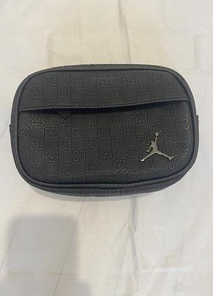 Сумка jordan,чорного кольору через плече,з топовою якістю,по хорошій ціні.