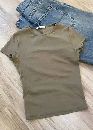Топ фотболка слім bershka, хакі/олива, розмір s (eur s / usa s / mex 26)