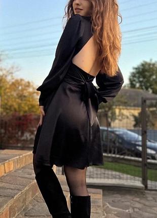 Чорна сукня з відкритою спинкою