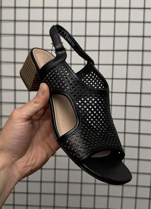 Елегантні шкіряні босоніжки clarks caroleigh star — нові (сток)