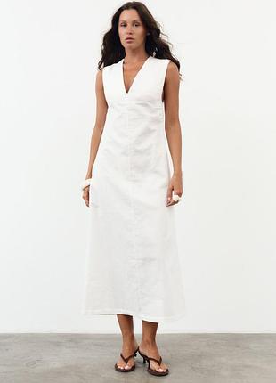 Біла льняна сукня міді з вирізом м