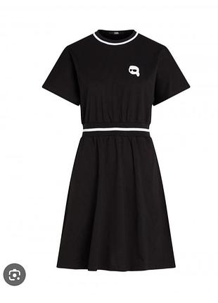 Черное платье-футболка karl lagerfeld ikonik 2.0 с белым логотипом на груди.