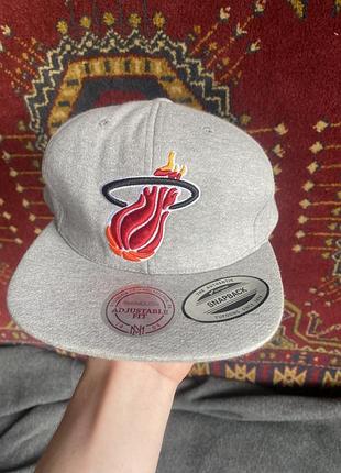Кепка mitchell & ness miami heat hardwood classics 2.0 snapback hat