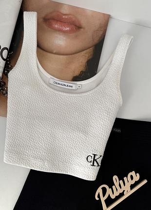 Білий топ calvin klein фактурний з лого вишитим