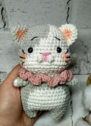 М'яка іграшка ручної роботи в'язана амігрумі hand made котик 14 см