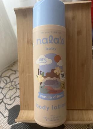 Лосьйон для тіла nala's baby vanilla cloud, що містить 99% натуральних інгредієнтів.