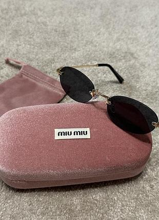 Сонцезахисні окуляри бренду miu miu