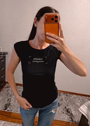 Чорна футболка