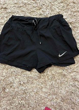 Стильні спортивні шорти nike