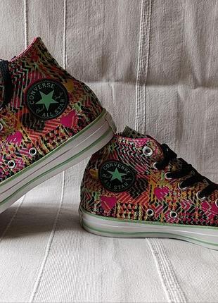 Кеды converse chuck taylor all star с ярким цветным принтом сердечек и зигзагов.