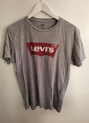 Серая футболка levi's с большим красным логотипом