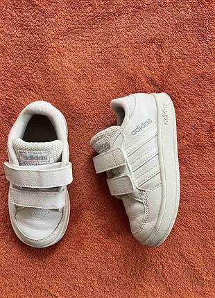 Кросівки фірми adidas 24 розміри за устілкою 15,5 см.