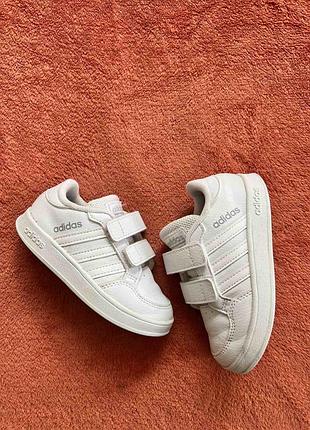 Кроссовки фирмы adidas 24 размера по стельке 15,5 см.