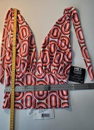 Топ — модель tie halterneck top от бренда nly trend, выполненный из эластичного материала с узором в стиле ретро.