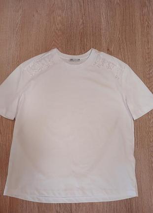 Белая  футболка от фирмы zara