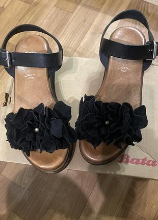 Босоніжки жіночі,,bata’’чорні шкіряні на танкетці , 36 розмір