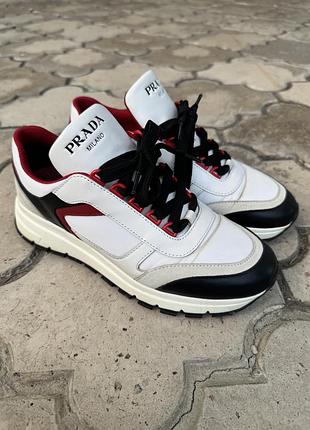 Кросівки prada майже нові