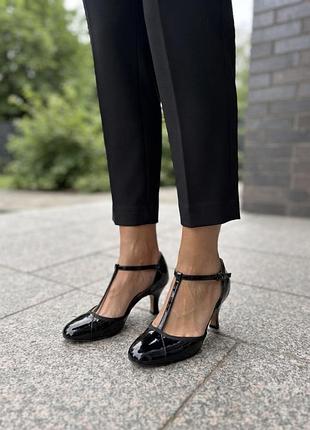 Лаковані туфлі repetto з т-подібним ремінцем
