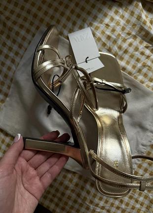 Босоніжки zara золоті металік, розмір 39, підбори 9,5 см