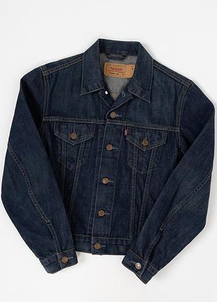 Жіноча, джинсова куртка levis темно-синього кольору. класична модель із коміром, застібкою на металеві ґудзики, двома нагрудними кишенями з клапанами