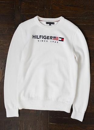 Жіночий светр tommy hilfiger білого кольору, виконаний з м’якої, бавовняної, трикотажної тканини. модель має класичний, круглий виріз, довгі рукави та