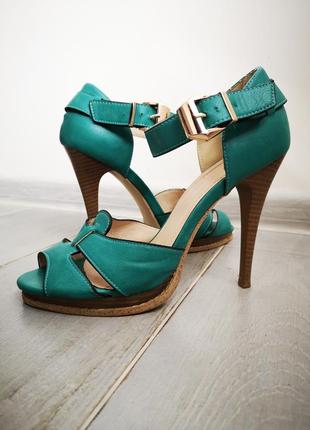 Сандалі, босоніжки