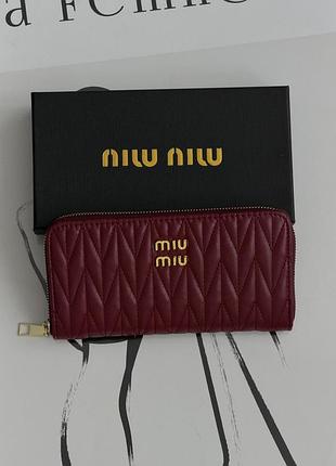 Кошелек miu miu женский большой бордовый стеганый