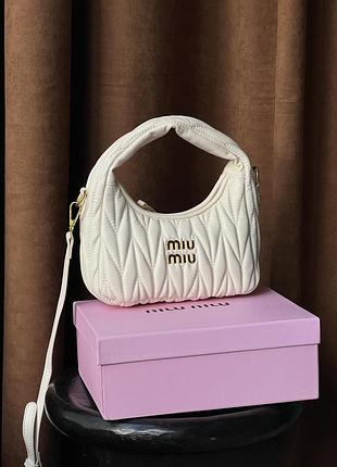Сумка женская miu miu wonder matelasse leather hobo молочный хобо через плече миу миу