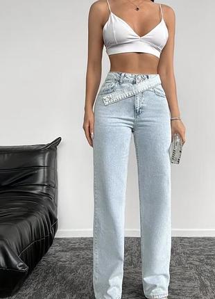Джинси wide-leg з асиметричним (перехресним) поясом у світло-блакитному кольорі.