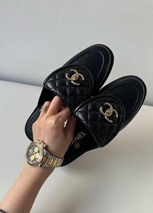 Жіночі шкіряні чорні мюлі chanel із золотим логотипом стьобані лофери шанель на плоскій підошві