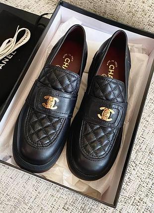 Женские кожаные черные лоферы chanel на плоской подошве с золотым логотипом шанель
