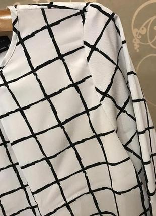 Очень красивая и стильная брендовая блузка в клетку.4 фото