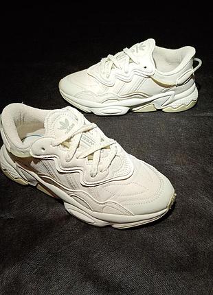 Женские кроссовки adidas ozweego. артикул (арт.): gw5658
размер 36, длина стельки 23 см страна производства: камбоджа (made in cambodia)