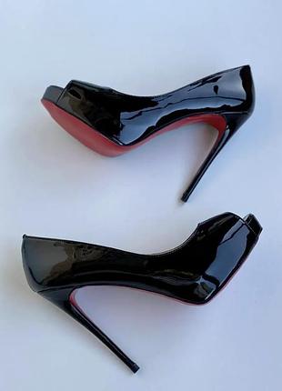 Жіночі чорні лакові туфлі на танкетці louboutin new very prive 12 см з відкритим пальцем лабутини лабутин 36
