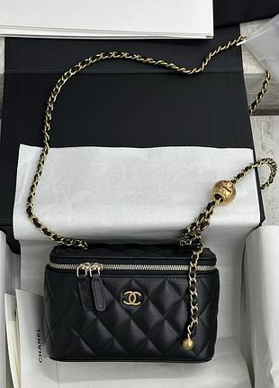 Черная кожаная стёганая сумка chanel vanity с золотой цепочкой — мини-сумка шанель через плечо