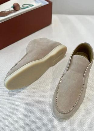 Чоловічі бежеві замшеві лофери loro piana open walk з логотипом лоро піана lp