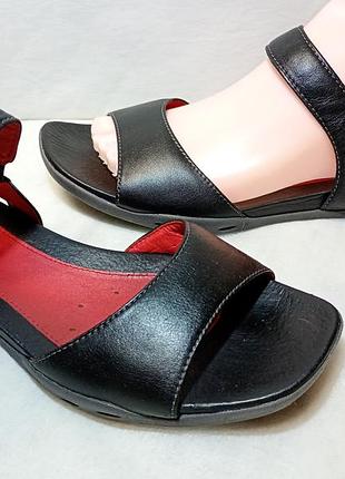 Жіночі шкіряні босоніжки clarks — комфорт та якість на кожен день. розмір (eu): ~38.5. довжина устілки:  25 см. країна виробник в'єтнам, оригінал