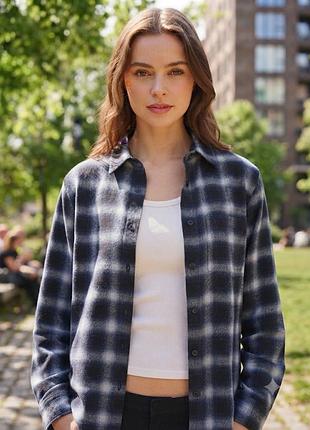 Укороченная фланелевая рубашка в клетку uniqlo (размер l) оверсайз куртка-рубашка