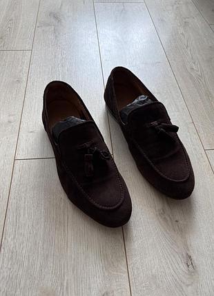 Стильні замшеві лофери з китицями (tassel loafers) — темно-коричневі
