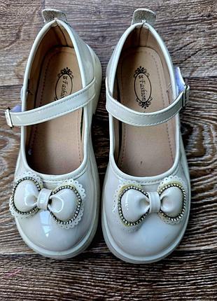 Туфли для девочки нарядные 35р