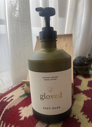 Лосьйон для рук gloved soft nude instant-absorb у флаконі з матового скла.
