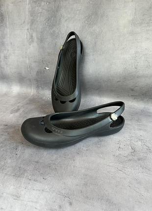 Чорні жіночі балетки тапочки crocs jayna 38-39 розмір