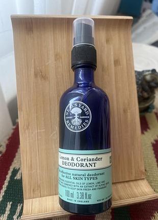 Дезодорант neal's yard remedies з ароматом лимона та коріандру.