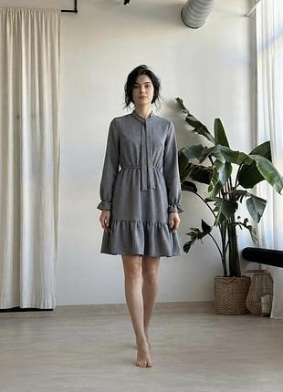 Сукня riil fashion m: сіра сукня, приталений, довгі рукави з воланами на манжетах, декорована коміром-стійкою з краваткою, спідниця з воланом по низу.