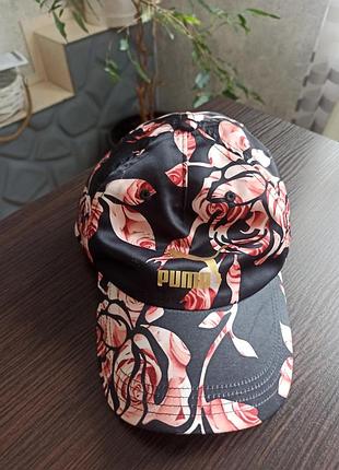 Кепка puma з квітковим принтом та золотистим логотипом.