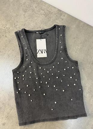 Серая вареная майка в рубчик со стразами zara топ