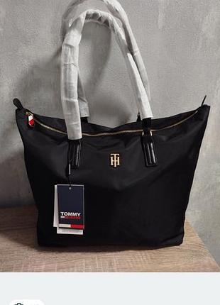 Сумка шопер tommy hilfiger . чорного кольору з золотою фурнітурою.
стильна ,вмістка ,зручна. має одне відділення, всередині кішеня.