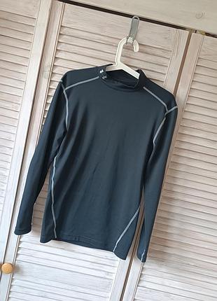 Черная термокофта лонгслив бренда under armour.
