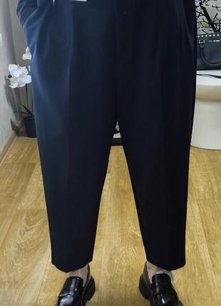 Темно-синие зауженные брюки бренда marks &amp; spencer.