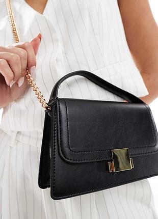 Стильна чорна сумка кросс-боді stradivarius з золотою застібкою